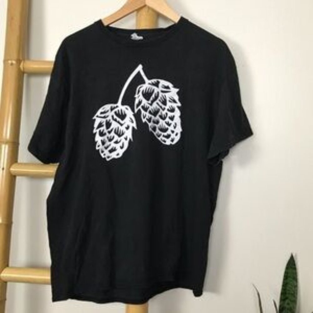 Men’s black T-shirt with pine cone graphic. Size XL